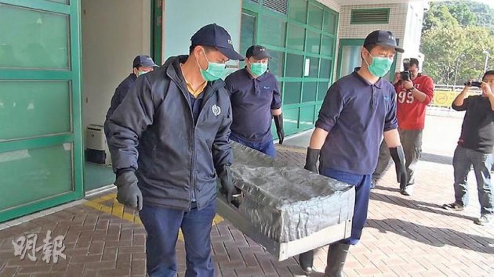 住在將軍澳茅湖仔村的6個月大女嬰，昨清晨突告昏迷，救護員趕至搶救，惟返魂乏術，遺體由仵工送往殮房。（林智傑攝）