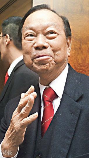 政府擬將擴建堆填區計劃，下月再提交立法會環境事務委員會審批，環境局長黃錦星昨早先到屯門區議會游說，但未有共識。鄉議局主席劉皇發（圖）昨促請局方不要在未諮詢居民前，再將擴建堆填區計劃硬闖立法會。（陳淑安攝）