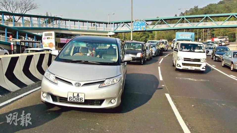 龍翔道向觀塘方向昨日發生5車相撞（圖左方）。（林智傑攝）