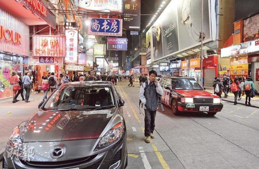旺角西洋菜南街行人專用區正式縮短開放時間，昨日恢復行車，少了人聲喧鬧，多了汽車引擎聲。但不少人仍當街道是行人區，繼續行馬路。（余俊亮攝）