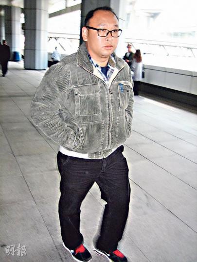 原訴人勞慶健昨在庭上指出，事發後已就傷患施手術，但情况未有改善，故要再做另一次手術。他昨離開法庭時，走路略為不便。（謝美琳攝）