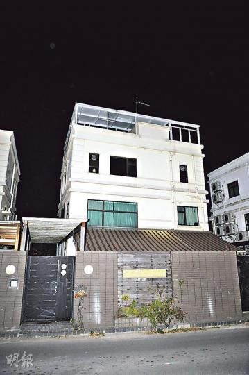 流浮山輞井村一幢3層高村屋前晚失竊，男戶主返家後發現中門大開，點算後發現被盜去約100萬元財物，包括金飾、手表及現金等。（蔡方山攝）