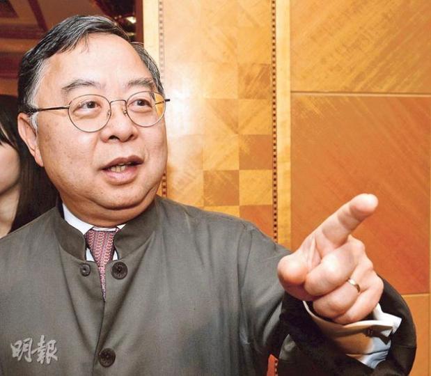 明天更好基金主席陳啟宗昨日出席活動時，再批抨擊財政司長曾俊華理財「該使的不使」，並挺特首梁振英「已盡晒九牛二虎之力」穩定樓價。（劉焌陶攝）