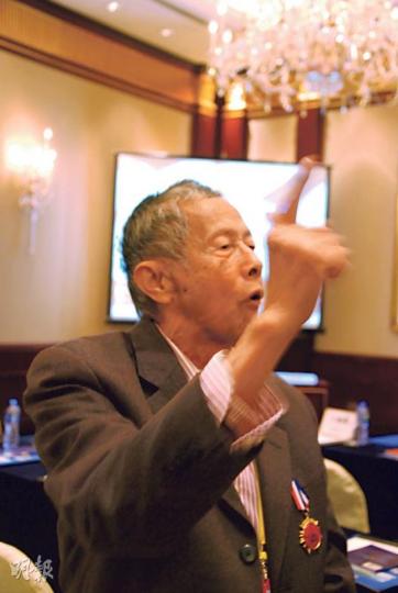 抗日老兵馮錦標說：「我好唔忿氣先出嚟反駁，我大膽批評一句：呢個研討會，未得到成功！」（蔡志郁攝）