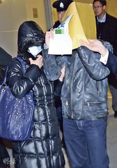 被指虐待及恐嚇3名印傭的被告羅允彤（左），昨在徐姓丈夫（右）為她籌足百萬元保釋金後結伴離開法庭。為免被攝得面容，她戴上大衣帽子及口罩「包到實」，徐則以公文袋遮面，二人全程不發一言。（葉家豪攝）疑被虐印傭Erwiana昨晨一度送往另一醫院檢查，其後送回原來入住的醫院繼續休養。（鄧宗弘印尼攝）