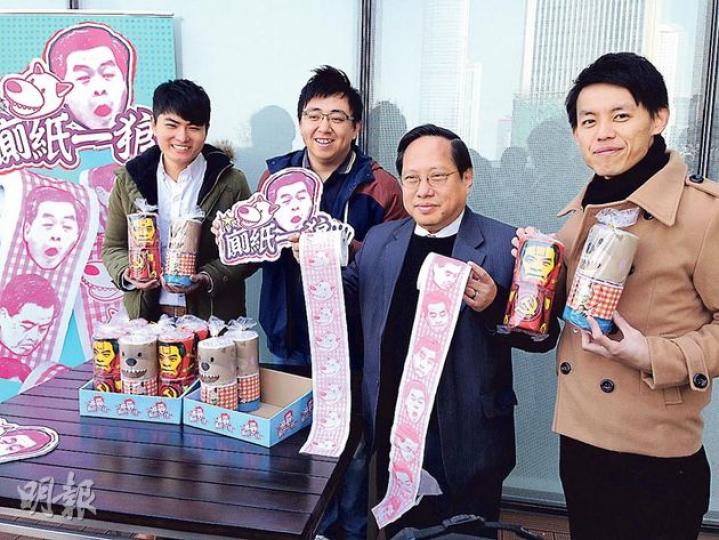 民主黨何俊仁（右二）今年希望年宵產品可以「入屋」，所以一班黨友設計咗呢款有梁振英同路福西肖像嘅廁紙，仲話紙質唔錯，夠晒厚喎！（李澤彤攝）公民黨年宵會賣「公民袋」，梁家傑（右）手持嘅兩隻色，每個98蚊。毛孟靜（中）手持嘅小馬玩具，應馬年之名及2017普選，究竟你鍾意邊隻馬呢？每隻28蚊。余若薇（左）就出殺手鐧——一手靚字，相信會吸引唔少粉絲支持。（李紹昌攝）