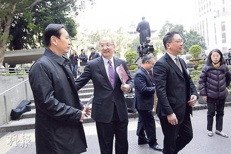 政改小組今次拉埋行會成員陳智思（左一），到中環派政改揮春同傳單，政制局長譚志源（左二）當然要多謝佢。至於律政司長袁國強（前右），似乎未太熟習街頭活動，動作有啲含蓄。（郭慶輝攝）政改3男組去中環派傳單揮春，有市民受落，但亦有人收到即刻丟去附近垃圾桶。（郭慶輝攝）