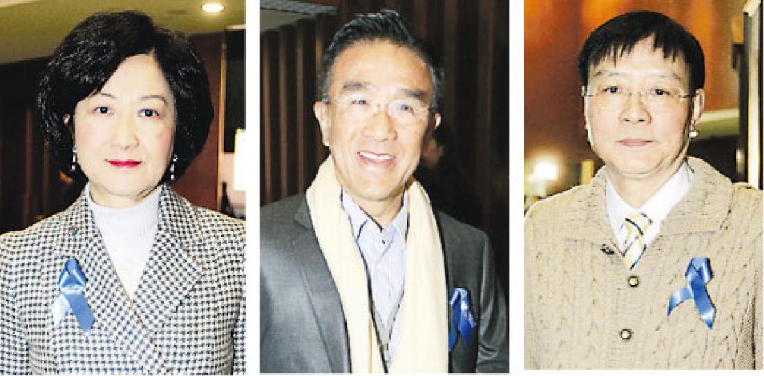 葉劉淑儀（左起）、田北辰及王國興等一些建制派議員，噚日響應呼籲戴上藍絲帶，以示支持新聞自由。（李澤彤攝）