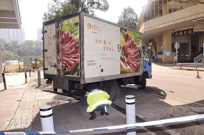 貨車司機倒車時撞死一名老翁，意外後警員在肇事貨車車底檢查。（湯俊彥攝）老翁被捲入貨車底，遭兩度輾過，頭部重創留下一灘血漬。（湯俊彥攝）