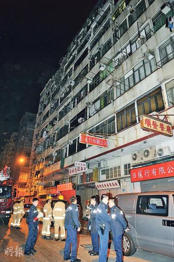 大角嘴海興大樓昨凌晨發生縱火案，消防稱火警於樓梯雜物開始，起火原因有可疑，轉交警方調查。（蔡方山攝）
