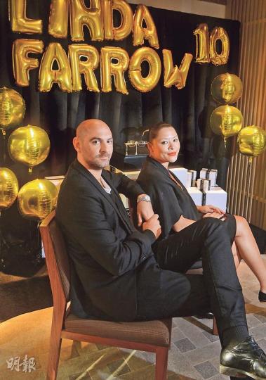Simon Jablon（左）是Linda Farrow主理人兼設計師，也是Linda Farrow兒子，右邊是他的太太Tracy Sedino，Simon負責眼鏡設計，Tracy則負責品牌市場推廣及宣傳，他們說二人有着相同理念，要將Linda Farrow塑造成luxury、classic、fashionable的眼鏡品牌。（陳淑安攝）