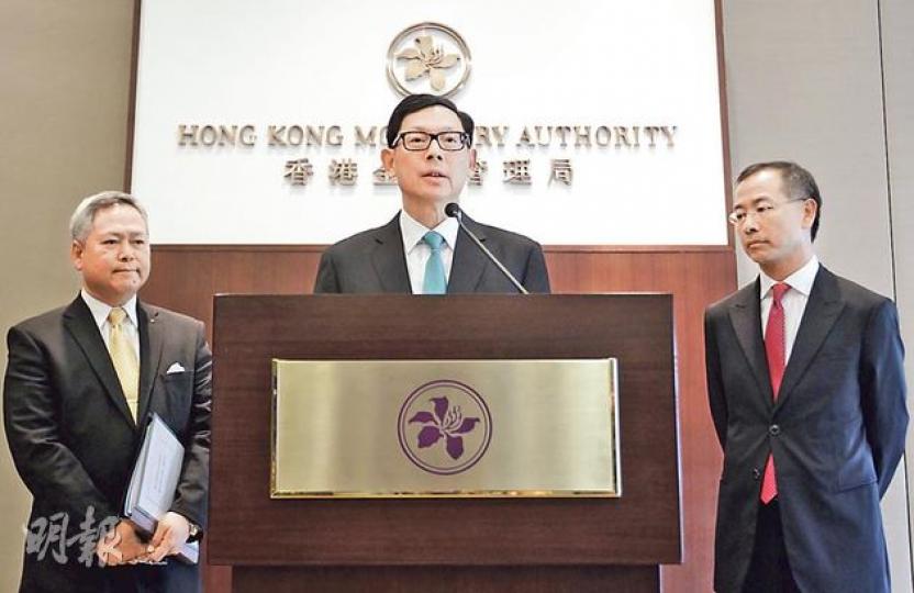 金管局總裁陳德霖（中）表示，外匯基金去年在債券投資錄得輕微損失，但有其他以債券為主的投資基金，可能錄得更大的虧損。左為儲備管理部助理總裁朱兆荃，右為副總裁余偉文。（郭慶輝攝）