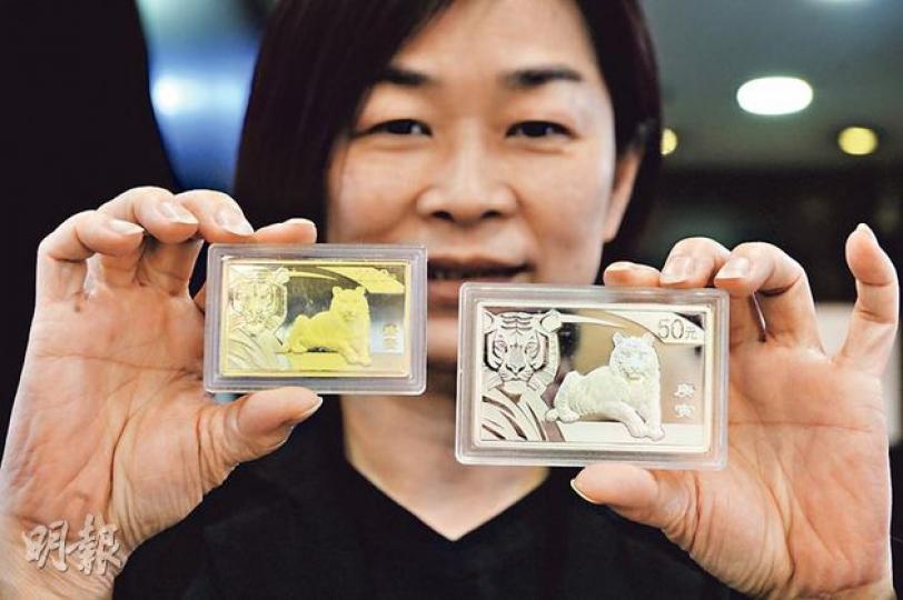 香港大洋金幣投資銷售部經理黃玉麟指出，這套2010年的虎年紀念幣極受市場追捧，一度由17萬多炒至60萬元。（劉焌陶攝） 中國的熊貓金幣日漸打入市場，每年的熊貓圖案不一，具不同的升值潛力。（劉焌陶攝）