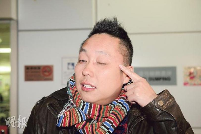 「快咇」譚得志指遇襲的左眼角出現瘀腫。（蔡方山攝）