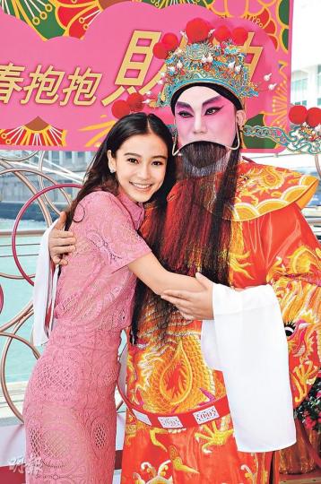 Baby抱抱財神不願放手,望馬年財運更好。(攝影﹕鍾偉茵) Baby與經理人Kim提早跟讀者拜年。(攝影﹕鍾偉茵) 馬詩慧(左)與女兒王曼喜母女檔出席活動。(攝影﹕鍾偉茵) Baby抱抱財神不願放手,望馬年財運更好。(攝影﹕鍾偉茵) Baby與經理人Kim提早跟讀者拜年。(攝影﹕鍾偉茵) 馬詩慧(左)與女兒王曼喜母女檔出席活動。(攝影﹕鍾偉茵)