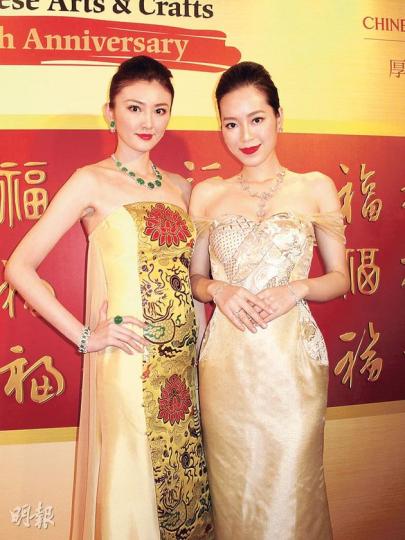 徐靖雯(左)與鍾浠文示範總值7億元的珠寶。(攝影/記者:李潔盈) 徐靖雯(左)與鍾浠文示範總值7億元的珠寶。(攝影/記者:李潔盈)