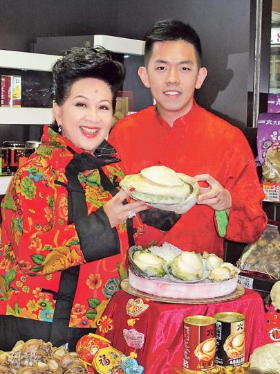 薛家燕與兒子見到巨型鮑魚即愛不釋手。(攝影/記者:楊安莉) 薛家燕與兒子見到巨型鮑魚即愛不釋手。(攝影/記者:楊安莉)
