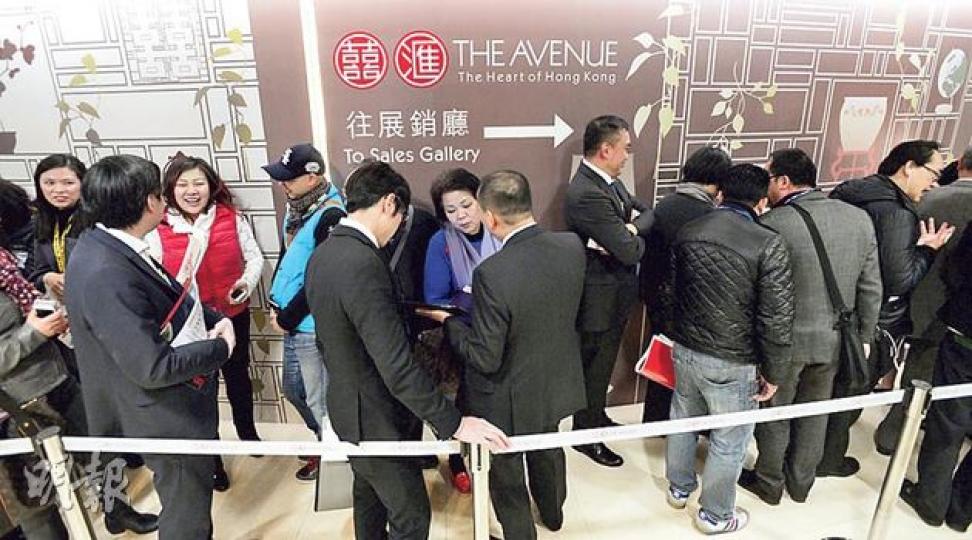 灣仔囍匯1期昨天開展首輪銷售推出50伙，但並未清袋；而售樓處現場氣氛，亦未如2期去年底開售時般熾熱。（余俊亮攝）