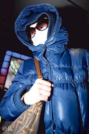涉虐打印傭被捕女僱主羅允彤昨傍晚6時許續以口罩、太陽眼鏡及外套帽笠頭遮掩，由親友駕車陪同到將軍澳警署報到，其間未有回應記者提問及刻意避開鏡頭。（葉家豪攝）