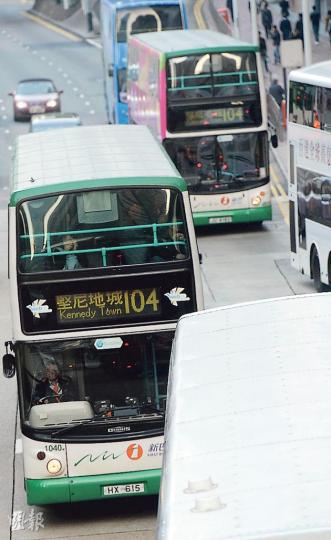 多名市民昨炮轟巴士公司未有改善脫班問題，以及調度各路線班次不一，導致經常出現巴士「一係唔嚟，一嚟就嚟幾架」的情况。圖為昨日行駛白田至堅尼地城的104號路線，同一時間出現兩部巴士埋站的情况。（劉焌陶攝）