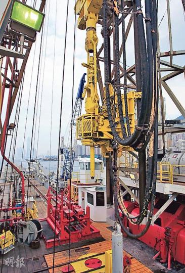 Emily噚日參觀咗美國鑽探艦「決心號」，圖中黃色嘅巨型柱體就係可鑽穿南海深海盆堅固沉積岩，同大洋玄武岩嘅「鑽頭」。（李澤彤攝）