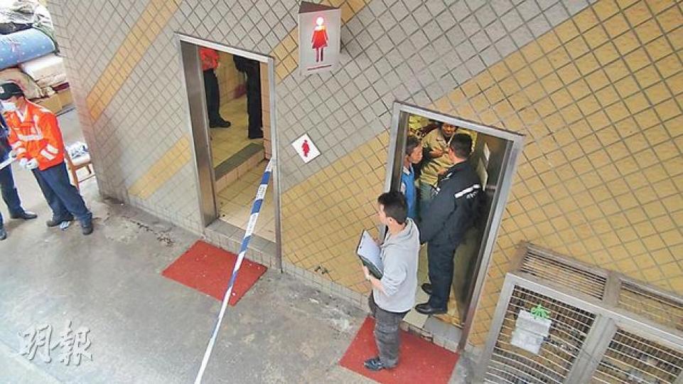 警方封鎖糖水道的女廁調查，發現女嬰屍體及報警的清潔工人在廁所旁的士多房錄取口供。（林智傑攝）
