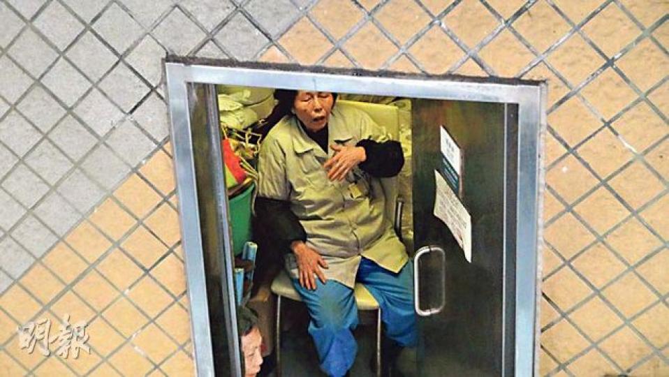 發現嬰屍的清潔女工被嚇至大叫害怕，其後嚇得躲在廁所旁的士多房內定驚，猶有餘悸向警員講述事發經過。（林智傑攝）