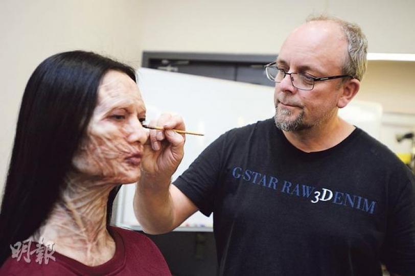 奧斯卡最佳化妝獎得主Mark Coulier日前到知專設計學院舉行工作坊，示範特技化妝，他替一名女學生化上喪屍妝，事前的預備工夫需逾3小時。（葉家豪攝）