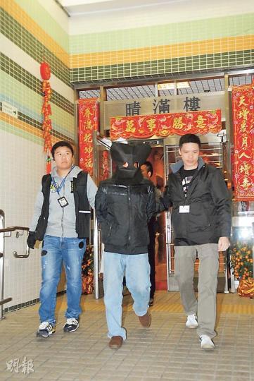 警方昨晚7時許,將59歲高姓疑犯以黑布蒙頭押返其天晴邨家中蒐證。(伍浦鋒攝)3名爆竊老手中,兩人負責潛入店舖,拆下圖中洗手間的抽氣扇,經1呎半乘1呎半的缺口(箭嘴示)爬入店內搜掠。(林智傑攝) 警方昨晚7時許,將59歲高姓疑犯以黑布蒙頭押返其天晴邨家中蒐證。(伍浦鋒攝)3名爆竊老手中,兩人負責潛入店舖,拆下圖中洗手間的抽氣扇,經1呎半乘1呎半的缺口(箭嘴示)爬入店內搜掠。(林智傑攝)