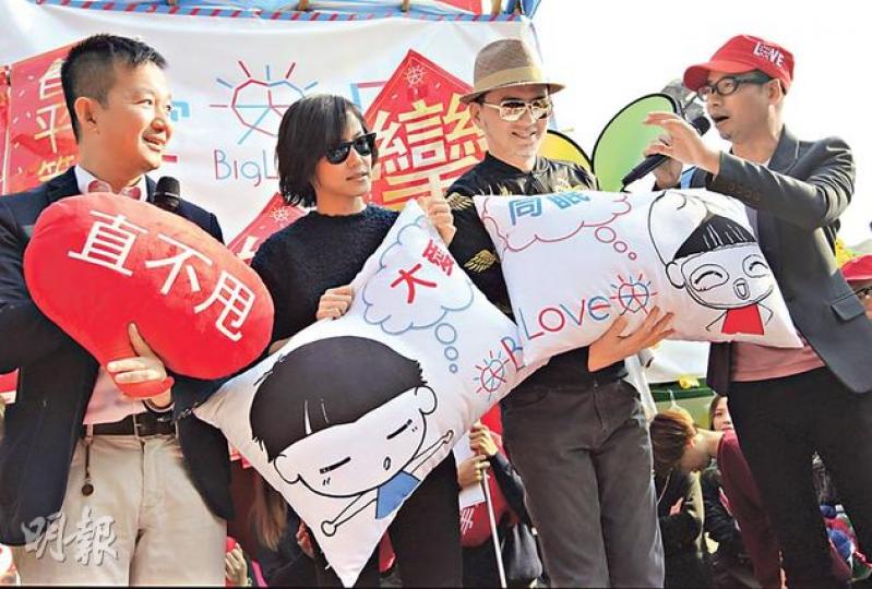 同志團體大愛同盟首次喺維園年宵擺攤位,立會議員陳志全(左起) ,以及大愛同盟何韻詩、黃耀明同梁兆輝一齊宣傳「大愛同眠」咕 同志團體大愛同盟首次喺維園年宵擺攤位,立會議員陳志全(左起) ,以及大愛同盟何韻詩、黃耀明同梁兆輝一齊宣傳「大愛同眠」咕