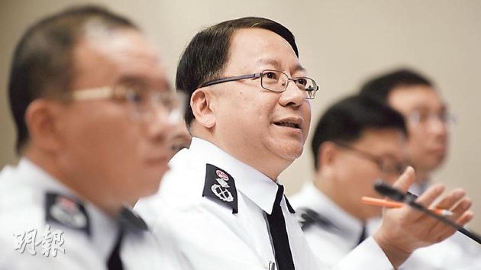 入境處長陳國基(左二)表示,訪港旅客人次持續上升令前線同事工作辛苦吃力,但相信在新口岸陸續落成等因素下,處方能應付預料至2017年達7000萬人次的旅客訪港。(余俊亮攝)(明報製圖) 入境處長陳國基(左二)表示,訪港旅客人次持續上升令前線同事工作辛苦吃力,但相信在新口岸陸續落成等因素下,處方能應付預料至2017年達7000萬人次的旅客訪港。(余俊亮攝)(明報製圖)