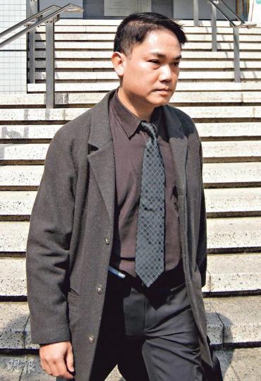 被告消防處高級消防隊長湯萬財(圖),昨離開法庭時不發一言。(黃建邦攝)海港城工程師曾慶祥(圖)供稱,被告教他向消防處訛稱氣樽是最近才搬入。(黃建邦攝) 被告消防處高級消防隊長湯萬財(圖),昨離開法庭時不發一言。(黃建邦攝)海港城工程師曾慶祥(圖)供稱,被告教他向消防處訛稱氣樽是最近才搬入。(黃建邦攝)