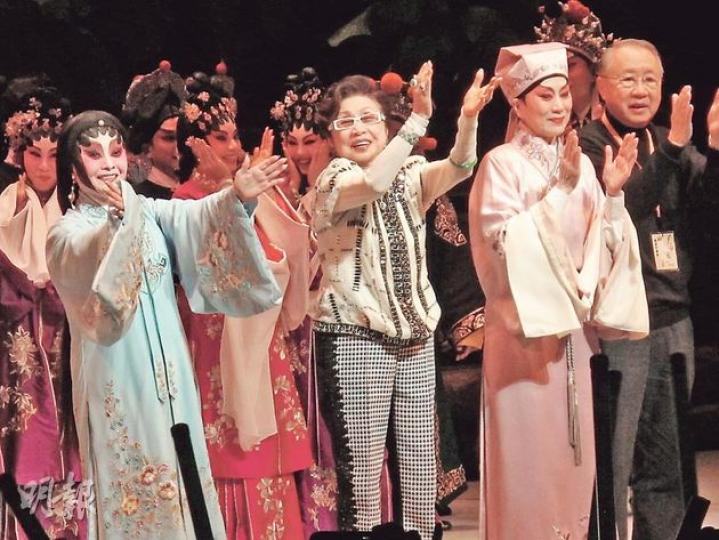 11場《再世紅梅記》前晚順利完成,白雪仙在兩位徒弟陳寶珠(右)及梅雪詩(左)攙扶下出場謝幕。(攝影/記者:鍾一虹) 11場《再世紅梅記》前晚順利完成,白雪仙在兩位徒弟陳寶珠(右)及梅雪詩(左)攙扶下出場謝幕。(攝影/記者:鍾一虹)