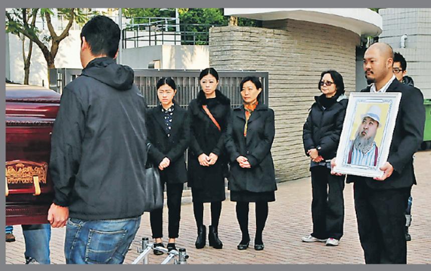 兒子何誠斌捧着父親何偉龍的遺照,目送靈柩送上靈車時忍不住落淚。(攝影:梁迺楠)馮寶寶欣賞何偉龍面對苦難也會笑。(攝影:梁迺楠)邵音音送別「劇壇硬漢」何偉龍。(攝影:梁迺楠)歐錦棠(左)與楊天經(右)亦有出席追悼會。(攝影:梁迺楠) 兒子何誠斌捧着父親何偉龍的遺照,目送靈柩送上靈車時忍不住落淚。(攝影:梁迺楠)馮寶寶欣賞何偉龍面對苦難也會笑。(攝影:梁迺楠)邵音音送別「劇壇硬漢」何偉龍。(攝影:梁迺楠)歐錦棠(左)與楊天經(右)亦有出席追悼會。(攝影:梁迺楠)