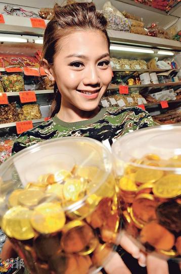 周秀娜是很傳統的人 ,每年過年一定要辦年貨,朱古力金幣和笑口棗不可缺。(攝影:孫華中)周秀娜與一班師弟師妹結伴辦年貨,買得好開心。(攝影:孫華中) 周秀娜是很傳統的人 ,每年過年一定要辦年貨,朱古力金幣和笑口棗不可缺。(攝影:孫華中)周秀娜與一班師弟師妹結伴辦年貨,買得好開心。(攝影:孫華中)