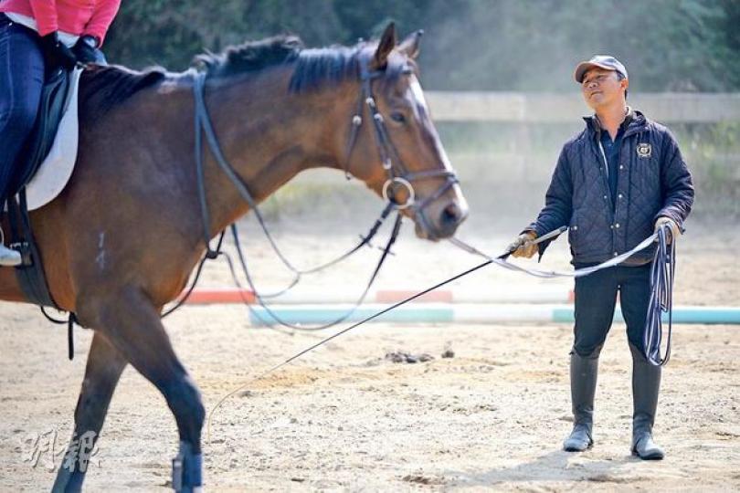 鄧廣華（圖）無悔20多年前放棄高薪厚職，轉行當馬術教練：「馬術講求與馬的感應，不是看書可以學會，要在馬背上親身感受。」（葉家豪攝）