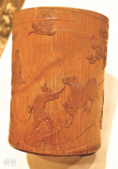 中大的展覽展出清代康熙年間的竹刻筆筒，取材自「伯樂相千里馬」的故事。（李紹昌攝）