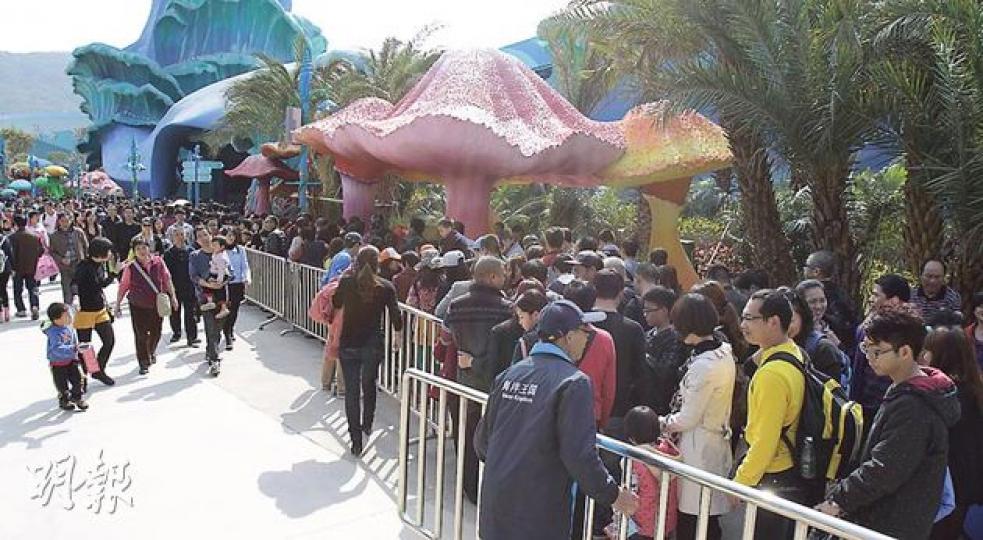 海洋王國昨首日試業，中午時分，海洋奇觀外逾1000人輪候，輪候時間超過1小時。（李澤彤攝）位於入口處的海洋大街，有一巨型天幕，播放海洋生物在海中暢泳的片段，吸引不少遊客駐足觀看，由於影片像真，部分遊客一度以為頭頂上是水族館。（李澤彤攝）工作人員表示，白鯨展館內共有7至8條白鯨，園區極地劇場每日有3場白鯨表演，最多有6條白鯨共同表演。（李澤彤攝）在海洋王國內的機動設施「深海歷奇」，遊客可在前行的車廂內觀賞水族館，觀看大水缸內的魚類暢游，另會有電子屏幕播放火山噴發、鯊魚捕食的影片。（李澤彤攝）