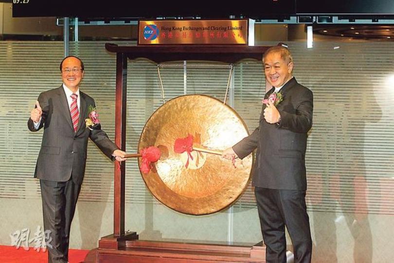 港燈首日掛牌即跌穿招股價，不過主席霍建寧（右）強調對股價有信心，很快便會穩定下來，圖左為港燈行政總裁尹志田。（李紹昌攝）