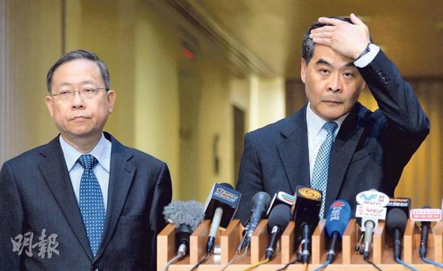 特區政府和菲律賓政府商談近3個月，菲方仍不肯正式就人質事件道歉，特首梁振英（右）昨宣布向菲政府採取制裁行動，暫停菲律賓外交或公務護照持有人14天免簽訪港安排。保安局長黎棟國（左）說，措施不會影響現在已經派駐香港的菲領館人員。（盧翊銘攝）