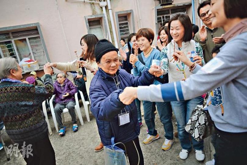 非牟利機構「點滴是生命」一班義工早前趁農曆年臨近，到石仔嶺花園安老院探訪一眾長者，與他們唱賀年歌、跳舞、玩遊戲，一眾長者相當開心。（葉家豪攝）住在老人村7年、88歲的葉婆婆表示，一班老友記「今日唔知聽日事」，在這裏難得找到退休後的第二個家，而且鄰舍之間互相幫助相當難得，期望政府可以協助長者，「唔好要我哋折騰」。（葉家豪攝）