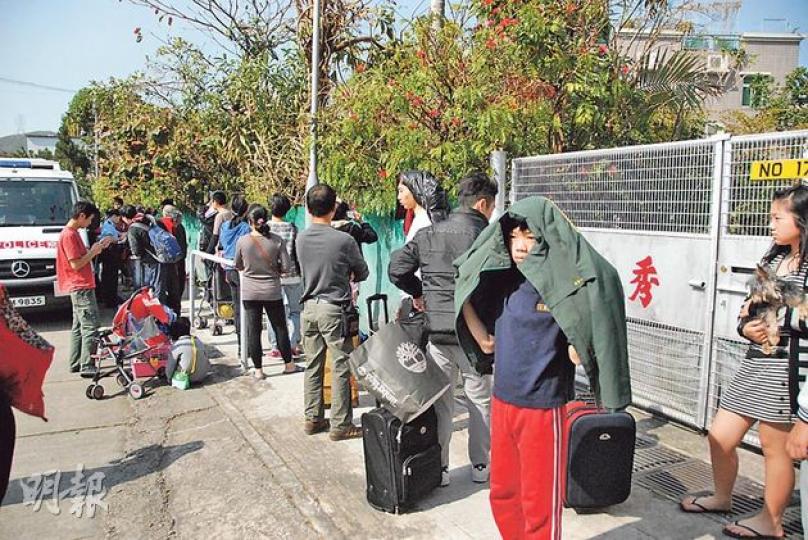 部分受火警影響的災民仍可及時收拾家中財物，疏散到安全地方。（楊德銘攝）