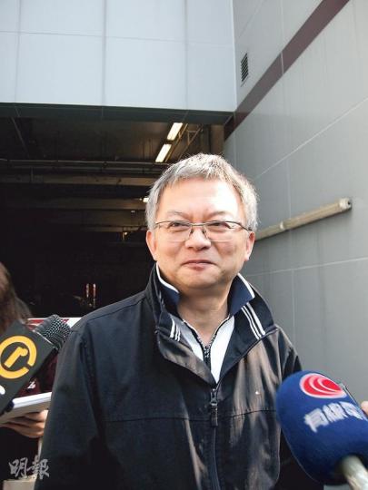 資訊科技商人林樹圻（圖）被指向法律界夫婦訛稱可助其兒子入讀男小拔，騙去對方3隻勞力士表，昨獲輕判緩刑。他步出法庭時面帶笑容，稱對判決感到「不開心」，又堅稱自己沒有犯案，定會上訴。（黃建邦攝）