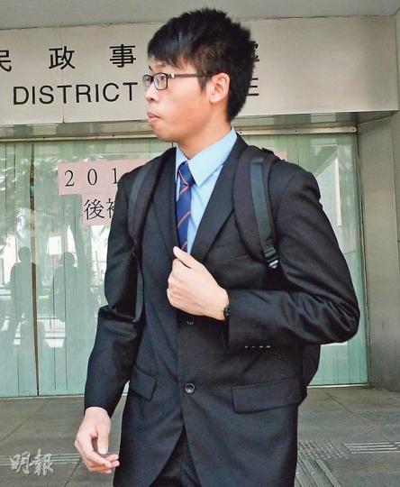 年輕游泳助教馬毅珩（圖）讓事主楊憲嵐獨自上廁所，其間與他人閒談，他等候了10分鐘，方發現事主正由救生員搶救。他早前表示因是次意外而不再「教水」。（何偉畧攝）事主楊憲嵐的父親楊浩雲（圖）昨未就裁決發表意見，惟在陳辭時質疑律政司未有檢控涉及意外的任何人。（何偉畧攝）