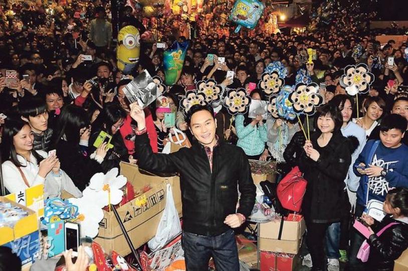 Chilam在維園年宵花市開簽名會,吸引大批粉絲及市民圍觀,迫爆維園。(攝影﹕孫華中)粉絲要求合照,Chilam有求必應。(攝影﹕孫華中) Chilam在維園年宵花市開簽名會,吸引大批粉絲及市民圍觀,迫爆維園。(攝影﹕孫華中)粉絲要求合照,Chilam有求必應。(攝影﹕孫華中)