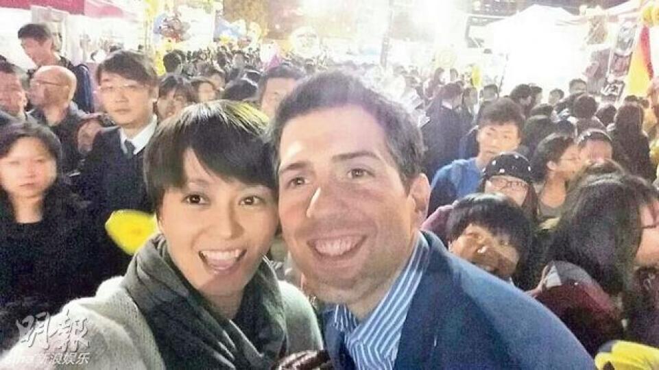 梁詠琪帶老公Sergio感受花市熱鬧氣氛。(微博圖片) 梁詠琪帶老公Sergio感受花市熱鬧氣氛。(微博圖片)