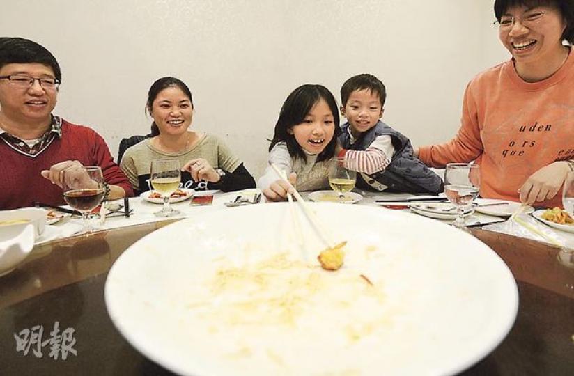 連氏一家12口昨晚在黃大仙一家酒樓吃團年飯，他們因應人數選擇菜式，即使吃剩亦會打包，不會浪費。（余俊亮攝）