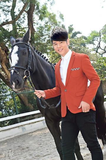 許廷鏗拖着馬先生威風凜凜,他期望馬年能橫掃樂壇。(攝影:黃梓烜) 許廷鏗拖着馬先生威風凜凜,他期望馬年能橫掃樂壇。(攝影:黃梓烜)