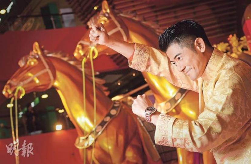 踏入馬年,郭富城與馬匹一樣在人生跑道上奔馳。(攝影:劉永銳)郭富城寄語《明報》讀者:「馬年你一定得!」(攝影:劉永銳)郭富城坐在龍椅氣派十足,相信他在馬年的氣勢同樣磅礡。(攝影:劉永銳)郭富城希望事業能像馬匹一樣向前衝。(攝影:劉永銳) 踏入馬年,郭富城與馬匹一樣在人生跑道上奔馳。(攝影:劉永銳)郭富城寄語《明報》讀者:「馬年你一定得!」(攝影:劉永銳)郭富城坐在龍椅氣派十足,相信他在馬年的氣勢同樣磅礡。(攝影:劉永銳)郭富城希望事業能像馬匹一樣向前衝。(攝影:劉永銳)
