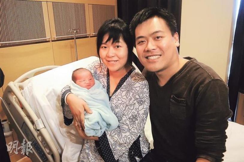 姓馮「馬仔」父母均為公立醫院醫生，他們為免加重同事負擔，選擇在私家醫院產子。（湯俊彥攝）能夠在農曆馬年「搶閘」出生，楊生笑稱兒子算是「贏在起跑線上」，父母兩人滿面愛惜地望着穿上新年裝的兒子。（湯俊彥攝）